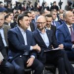 Арсений Яценюк призвал Порошенка освободить Украину от кума Путина. Видео