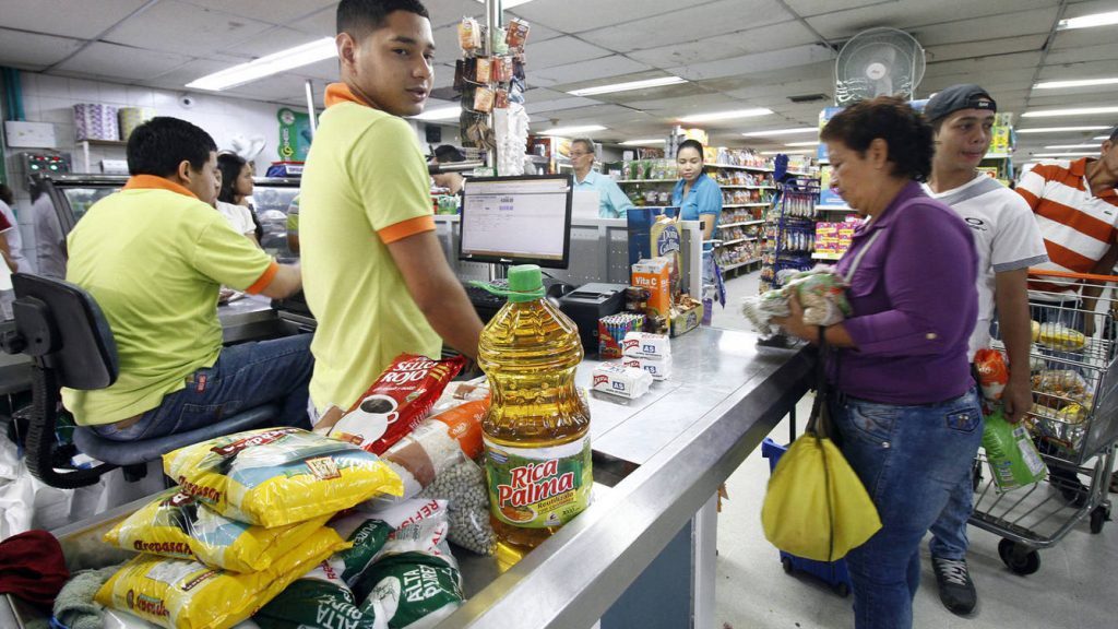 За зарплату - буханка хлеба и кусок сыра: журналист из Венесуэлы рассказал, как выживают простые люди