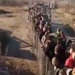 Толпы жителей "ЛНР" бегут на пункты пропуска, чтобы получить работу и купить продукты у "Бандеровцев". Видео