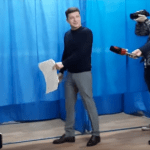 «Сміялися всі»: Зеленський під час голосування влаштував комічну імпровізацію. Відео