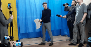 «Сміялися всі»: Зеленський під час голосування влаштував комічну імпровізацію. Відео