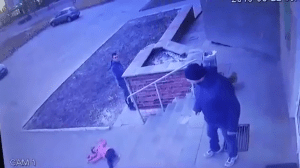 На Рівненщині жорстокий батько зіштовхнув дочку-першокласницю зі сходів. Відео