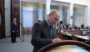 «Здесь был Вова»: в Мережі підняли на сміх Путіна, який залишив автограф на глобусі. Відео