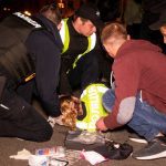 На Майдані Незалежності хлопець побив дівчину-поліцейську і викрав службовий автомобіль. Відео