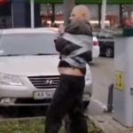 В Киеве пьяного водителя привязали скотчем к столбу. Видео
