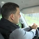 Гройсман нарешті особисто сів за кермо і побачив жахіття українських доріг. Відео