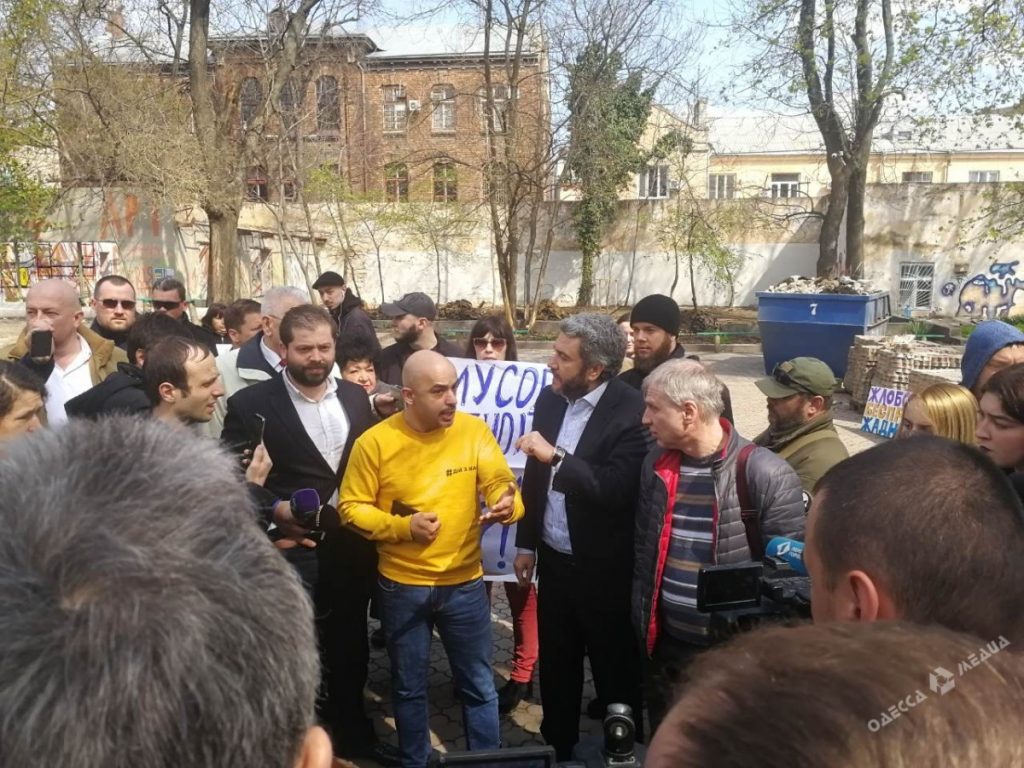 Нардепа Мустафу Найєма в Одесі послали і облили фекаліями. Відео