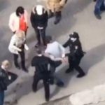 У Києві перехожі затримали працівника обмінника, який вкрав у клієнтки $ 26000. Відео