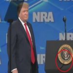 У Трампа жбурнули мобільним телефоном під час виступу. Відео