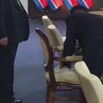 Охоронці проспиртовали стілець Кім Чен Ина перед зустріччю з Путіним. Відео