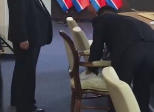 Охоронці проспиртовали стілець Кім Чен Ина перед зустріччю з Путіним. Відео