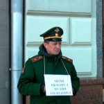 Офіцер Міноборони РФ влаштував пікет біля Кремля з табличкою «Мене обдурив Путін». Відео