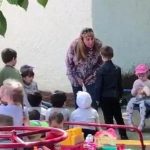 В Росії головна "с**а" дитсадка змусила дитину цілувати «російську землю». Відео