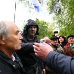 У Харкові націоналісти облили організатора першотравневої демонстрації зеленкою. Відео