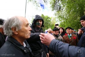 У Харкові націоналісти облили організатора першотравневої демонстрації зеленкою. Відео