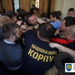 У Львові протестувальники виламавши двері захопили мерію Садового. Відео