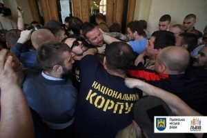 У Львові протестувальники виламавши двері захопили мерію Садового. Відео