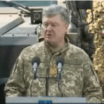 ЗНОВУ? Поруч з Порошенком рухнула в непритомність дівчина-військовослужбовець. Відео