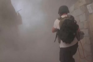 «Яка буде відповідь?»: В Сирії журналістів з США обстріляли російські танки. Відео
