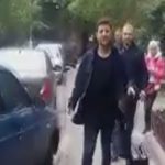 Дійсно народний президент! Як Зеленський спілкується з народом у дворі своїх батьків. Відео