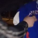 Харківські активісти зрізали ножем з куртки перехожого напис «Russia». Відео