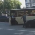 Ох@евший київський мажор на "мерине" напав з пістолетом на водія автобуса. Відео