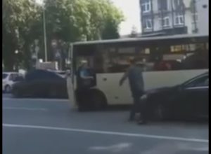 Ох@евший київський мажор на "мерине" напав з пістолетом на водія автобуса. Відео