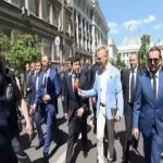 Зеленський власноруч відкрив для людей ворота Адміністрації президента. Відео