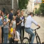 Клоун Ляшко приїхав велосипедом на зустріч до президента Зеленського. Відео