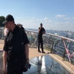 Через добу після відкриття в Києві вандали розстріляли скляний міст, споруда тріснула. Відео