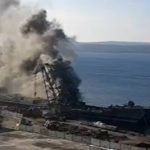 Великий десантний корабель Північного флоту РФ палає великим вогнем. Відео