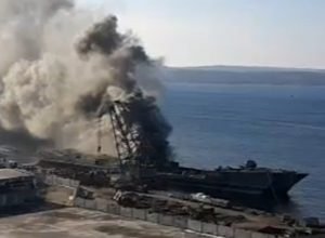 Великий десантний корабель Північного флоту РФ палає великим вогнем. Відео