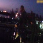 У Дніпрі поліцейські врятували дівчину за мить до її смертельного стрибка з мосту. Відео