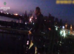 У Дніпрі поліцейські врятували дівчину за мить до її смертельного стрибка з мосту. Відео