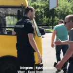 Чоловік помстився маршрутникові, розбивши лобове скло, за те що той придавив його сина дверима . Відео