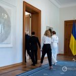 «Вова, купите жене туфли!»: В мережі жорстко розкритикували дружину Зеленського за її образ в Берліні. Відео