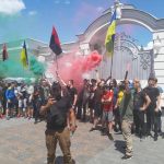 "Палають шини і фаєра": Націоналісти закидали фаєрами будинок Порошенко.. Відео