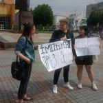 Пікет за імпічмент Зеленського в Рівному: Дашу Коц та її друга визнали винними. Відео