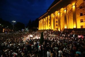 Антиросійські погроми: у Тбілісі штурмують парламент. ОНЛАЙН - ОНЛАЙН