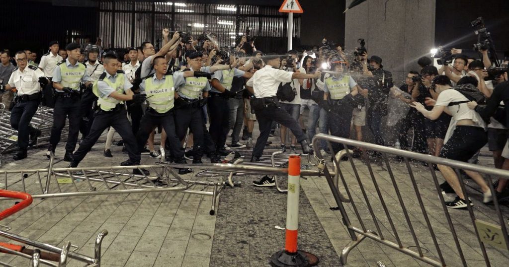 Майдан в Китае? - на вулиці Гонконгу вийшли сотні тисяч людей. Пряма трансляція