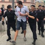 На марші в Москві затримали Навального і сотню інших росіян, в тому числі журналістів. Відео