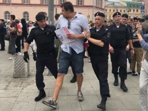 На марші в Москві затримали Навального і сотню інших росіян, в тому числі журналістів. Відео