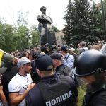 Знесення пам'ятника Жукову в Харкові: у активістів влаштували обшуки. Відео