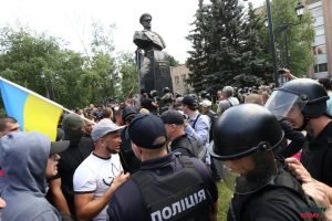 Знесення пам'ятника Жукову в Харкові: у активістів влаштували обшуки. Відео