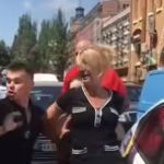 "У мене дитина в машині!" З'явилося відео, як в Києві дама і поліція зійшлися врукопашну.