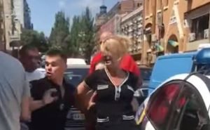 "У мене дитина в машині!" З'явилося відео, як в Києві дама і поліція зійшлися врукопашну.