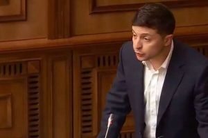 Зеленського розкритикували за виступ в КСУ і назвали «кривлякой». Відео