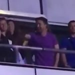 Зеленський посмішив  мережу вдаривши свою дружину Олену по руці на концерті Монатика. Відео