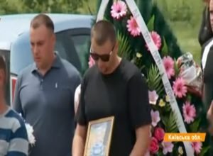 "Плакали і жінки, і чоловіки": У Переяславі-Хмельницькому попрощалися з убитою 5-річною дитиною. Відео