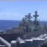 Російський есмінець мало не протаранив військовий крейсер США. Відео